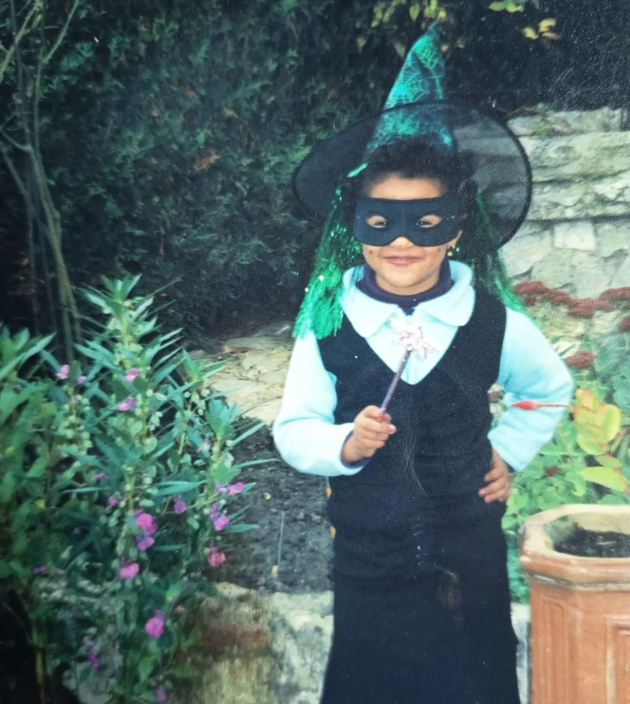 Portrait enfant de Sonia Macina tenant une baguette magique